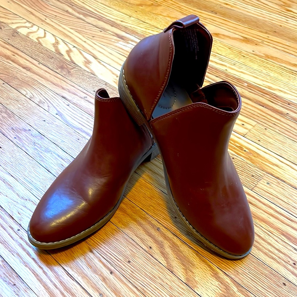 Universal thread brown ankle booties, size 7.5.